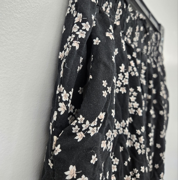 Hunters Womens loose capri culottes black with shit flowers - Picture 5 of 10